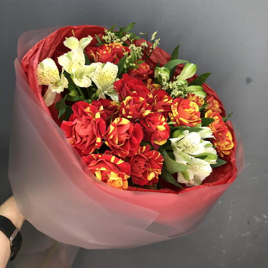 Яркий букет кустовых роз с альстромериями🌺️🔥☘️💫