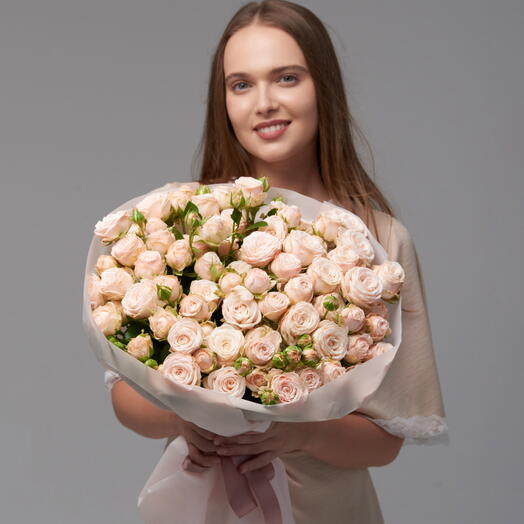 Нежный букет из 29 кремово-розовых пионовидных роз