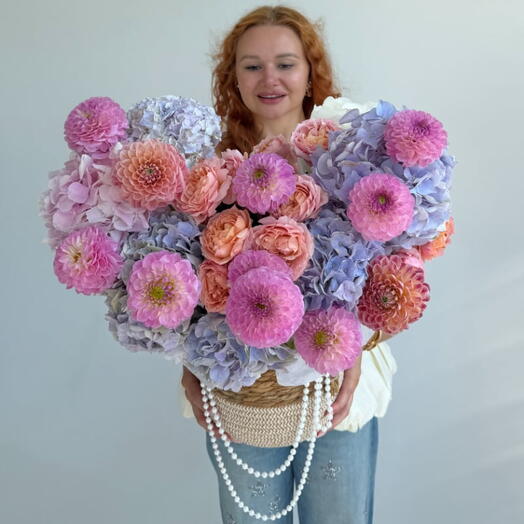 Композиция в кашпо c жемчугом, гортензиями и георгинами "DAHLIA PEARL"