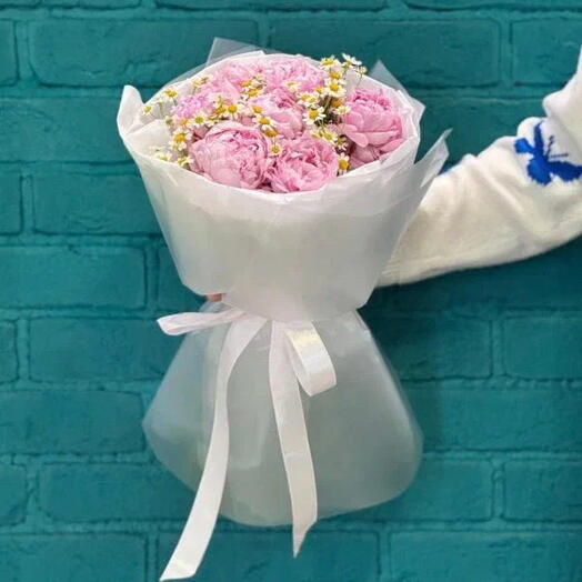 Букет из 7  пионов и ромашки