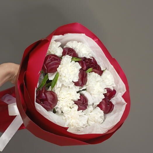 Букет с пионами и диантусами