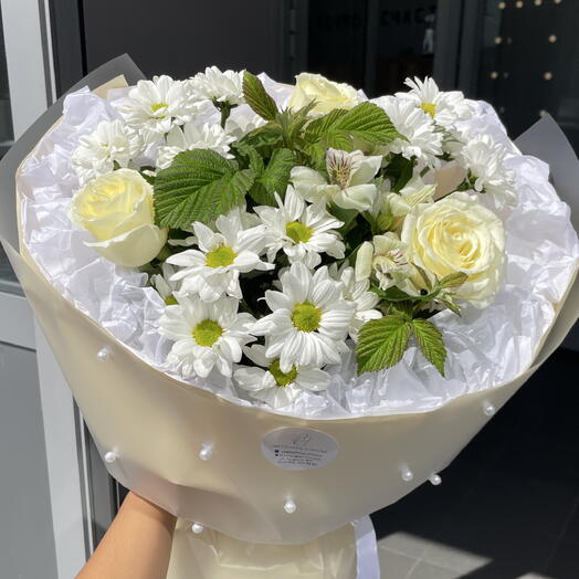 Букет с белыми розами