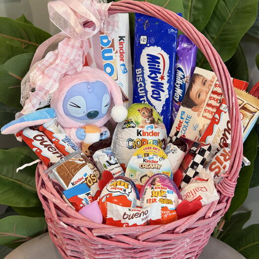 Корзина редких сладостей киндер, Milky Way, Kit Kat с мягкой игрушкой Стич для любимой девушки, парню, маме, детям и