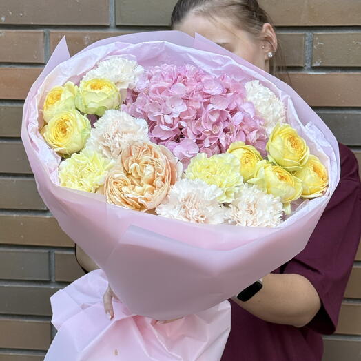 Кустовая роза, гортензия, гвоздики и пионовидная роза