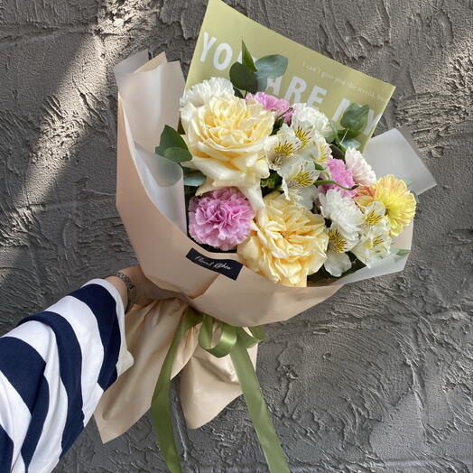 Сборный букет с георгиной, французской розой, гвоздикой и альстромерией