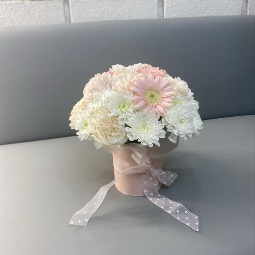 Коробочка любви 🌸Воздушная композиция из кустовых хризантем, герберы, кустовых диантусов