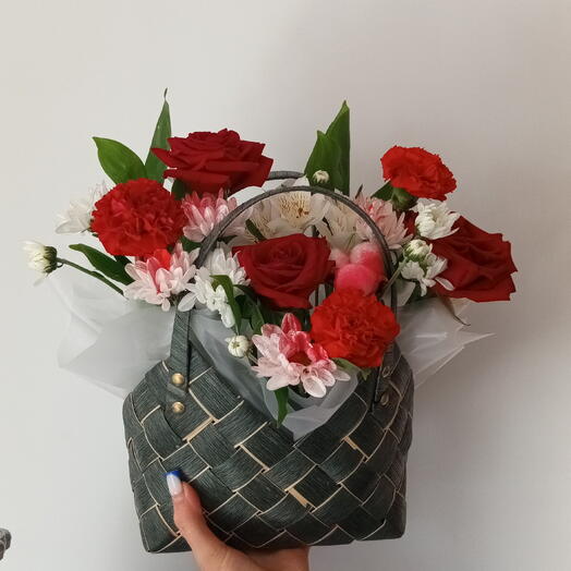 Композиция с розами и хризантемой
