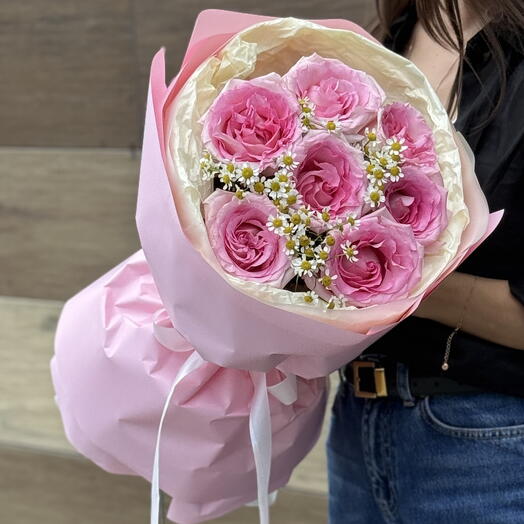 Розовый букет из роз и ромашек