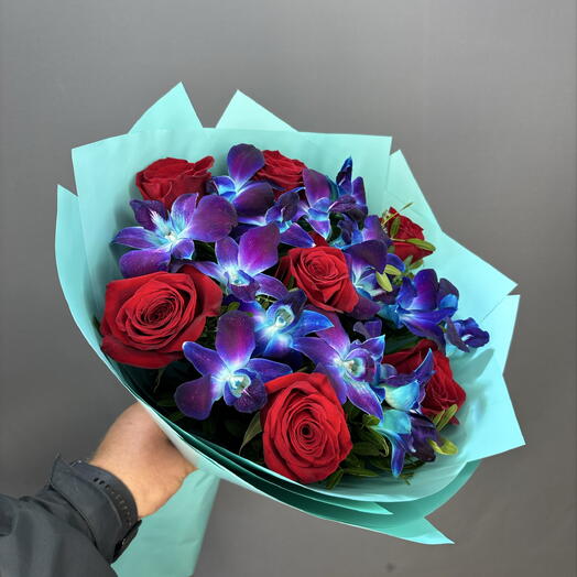 Букет красных роз и космических орхидей🌹🌹