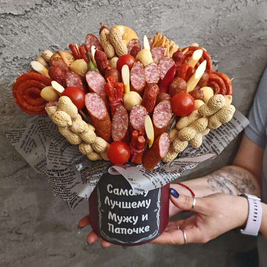 Колбасный букет в шляпной коробке мужу и папочке