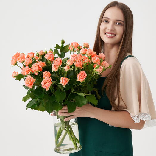 Пачка персиковых кустовых роз "Новатор" 50см (10 шт) "Чеховский Сад"