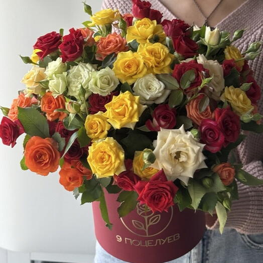 Яркая композиция из кустовых роз в шляпной коробке