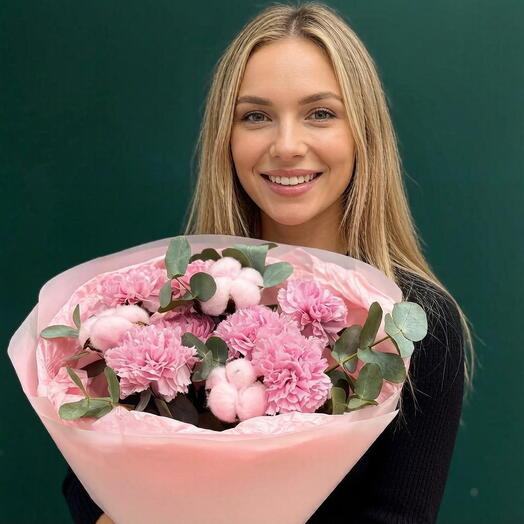 Розовые гвоздики и розовый хлопок