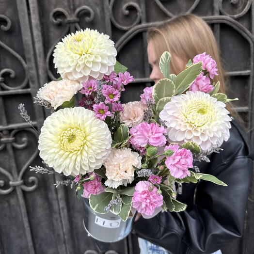 Сезонная композиция с шикарными георгинами, ажурными кустовыми диантусами, стойкими кустовыми диантусами