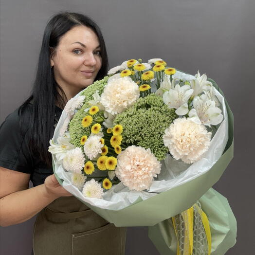 Букет «Дофамин» — желтые пуговицы сантини, нежно-розовый  ароматный диантус и светло‑зелёный седум