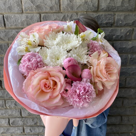 Нежный букет с розами , каллами и диантусами 💕🌸