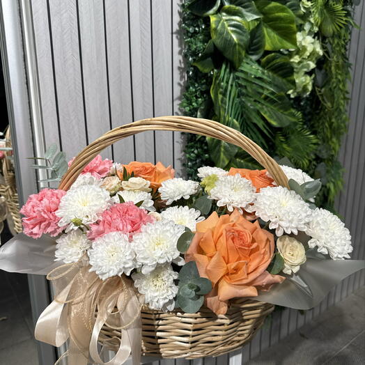 Корзина с французским розами, диантусами и хризантемой 79007