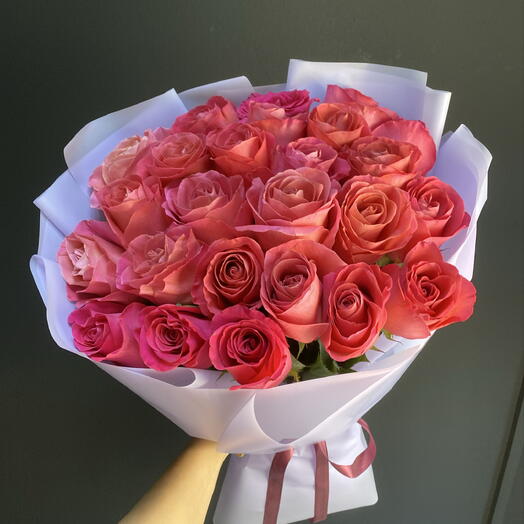 25 розовых роз