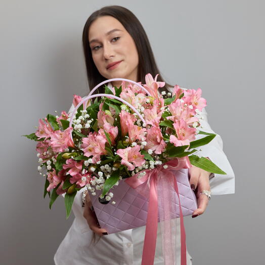 Сумочка с розовой альстромерией и гипсофилой (114)