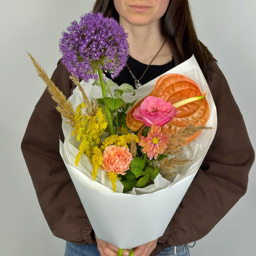 Букет комплимент из антуриума, аллиума, солидаго, розы и космеи