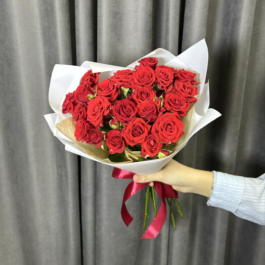 Монобукет из 7 алых кустовых роз
