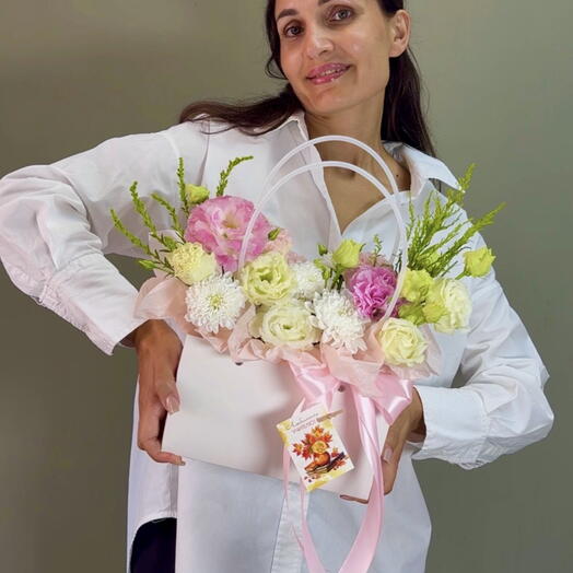 Композиция с эустомой и хризантемой