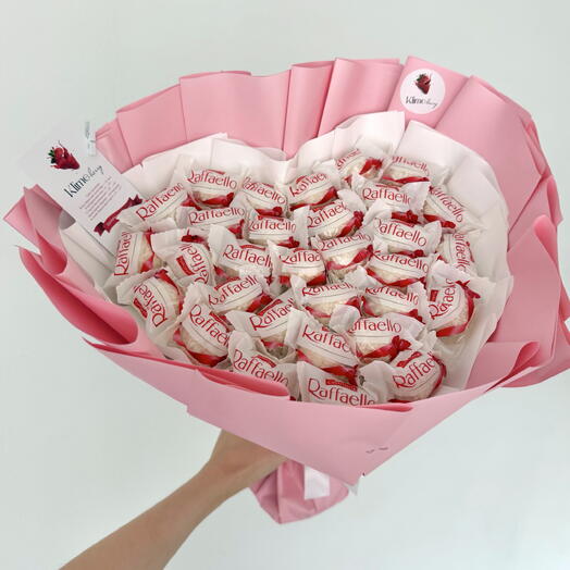 Букет-сердце из 31 Raffaello учителю на 1 сентября