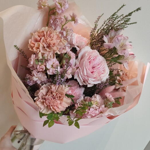 Букет с пионовидной розой, маттиолой и диантусами