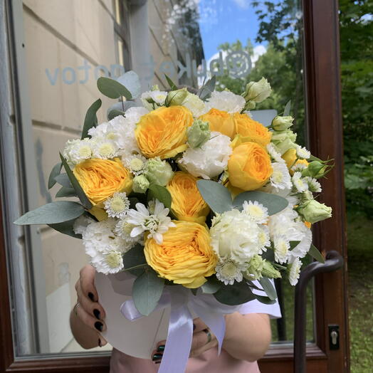 Яркая композиция с пионовидной розой и эустомой в шляпной коробке