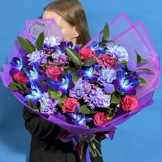 Букет Яркие розы и космическая Орхидея. Авторский букет 528. Leoraflowers