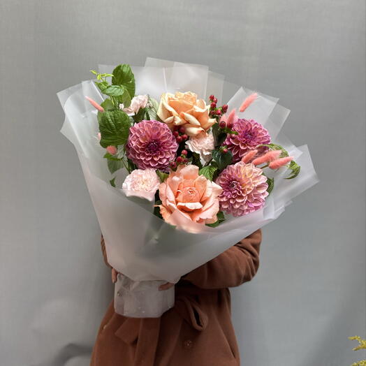 Георгины, французские розы, диантус, малина