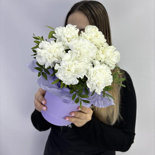 Комплимент из белых диантусов в лавандовой коробке
