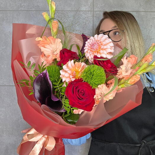 Яркий букет с сезонными цветами и розами💐