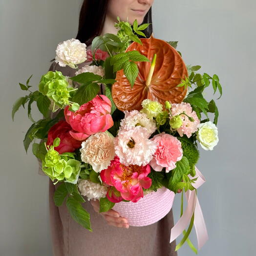 Корзина с пионами и антуриумом