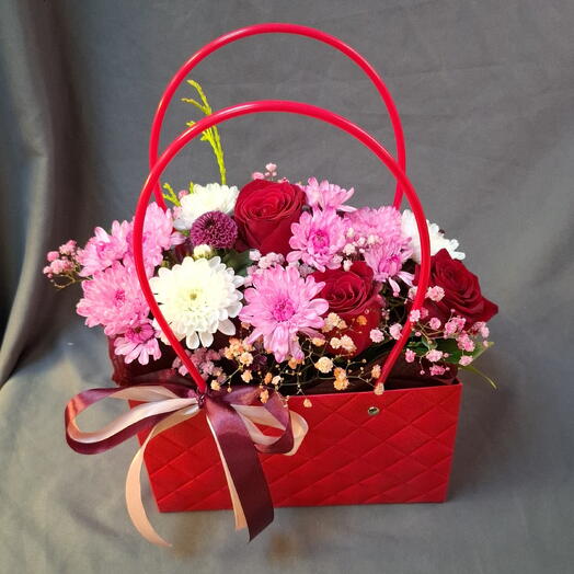 Красная сумка цветов 💐