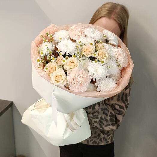 Нежный букет из кустовых роз , танацететума, диантусов , кустовой хризантемы