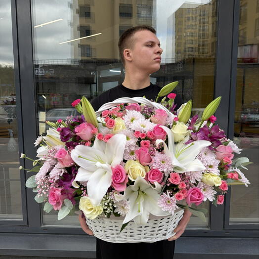 Корзина пышная цветов 🌸