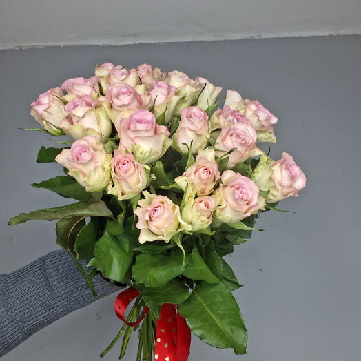 Розы кенийские 40см.,  под ленту с сердечками🩷