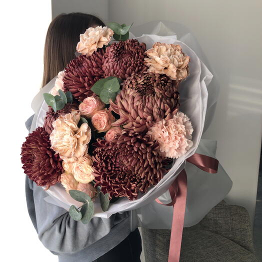 Авторский букет- хризантема бигуди, диантусы, эвкалипт и кустовая Роза
