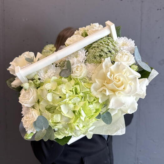 Ящик с цветами в бело-зеленой гамме