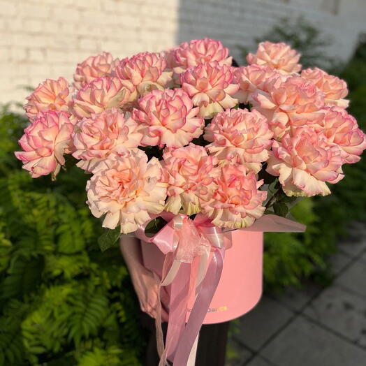 🌸 «В духе Парижа: большая композиция из французских роз в шляпной коробке» 🌸