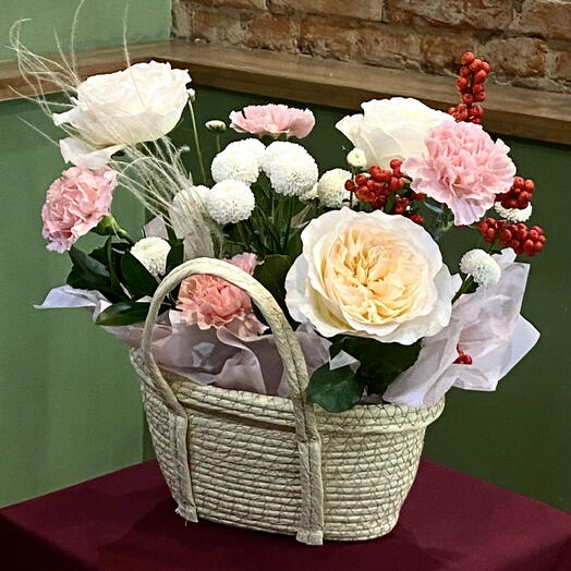 Композиция в корзинке с розами