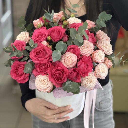 Кустовые розы в шляпной коробке
