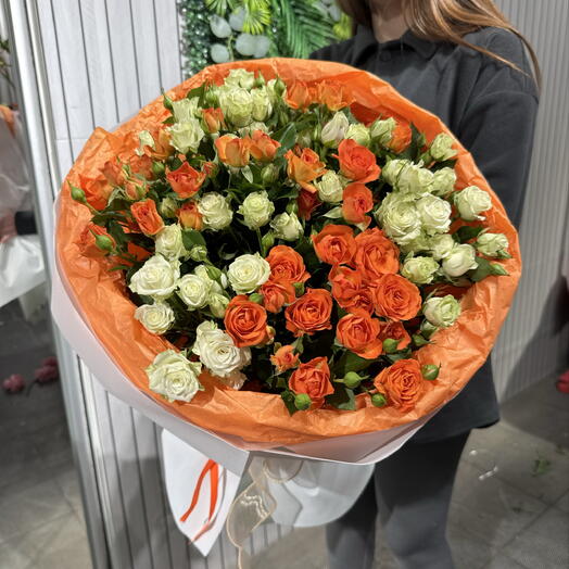 Яркий букет из 15 кустовых роз🧡