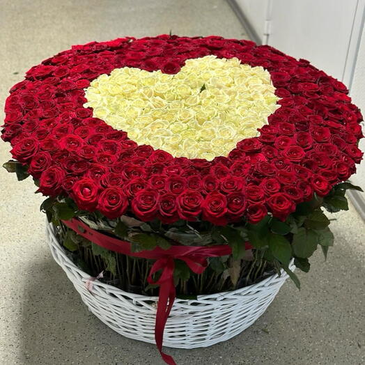 Сердце из роз в корзине ️