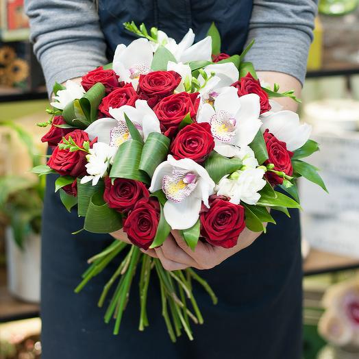 Ramo de rosas rojas y orquídeas blancas " Tet-A-Tet"