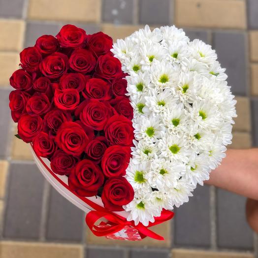 Rosas y crisantemo en una Caja
