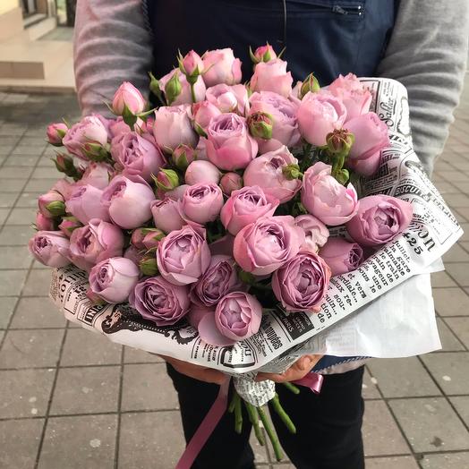 Ramo de rosas en forma de peonía arbustiva
