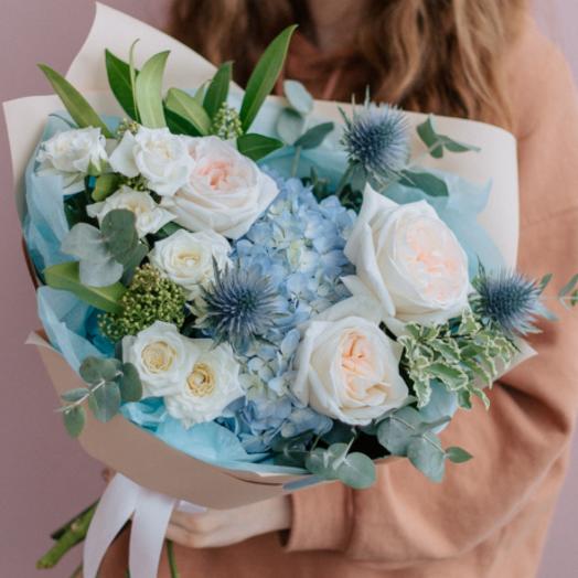 Exuberante ramo con hortensias y rosas peonías M 108