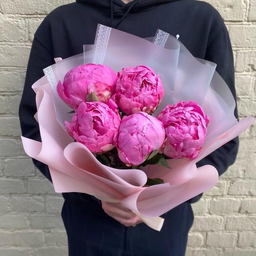 5 малиновых пионов